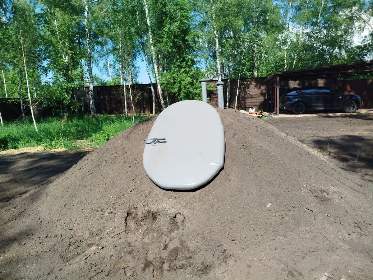 Готовий об'єкт на ділянці: пагорб із люком на схилі та двома вентиляційними трубами